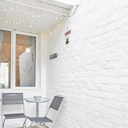 Host & - The First Port Of Call Apartment *